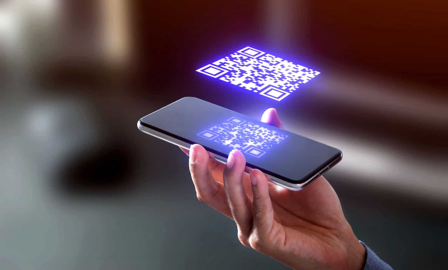 Shopper scanning product tag